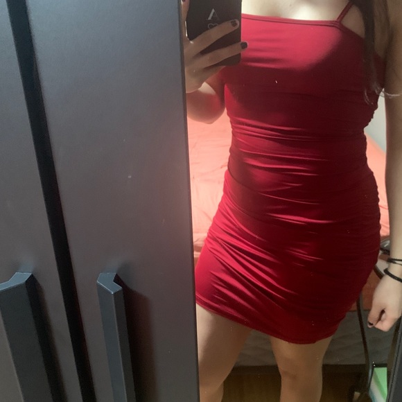 Cutout back ruched dress - Picture 5 of 6